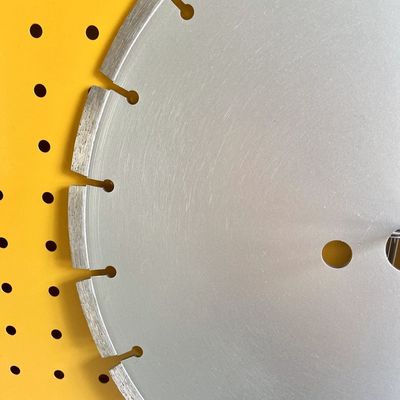 Le laser de haute qualité de pouce 180×2.4/1.8×10×13T de Huachang 7 a soudé la coupe sèche concrète Diamond Saw Blade de granit