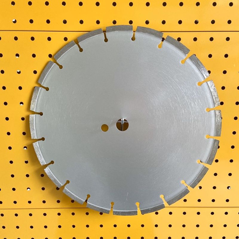 Le laser de haute qualité de pouce 180×2.4/1.8×10×13T de Huachang 7 a soudé la coupe sèche concrète Diamond Saw Blade de granit