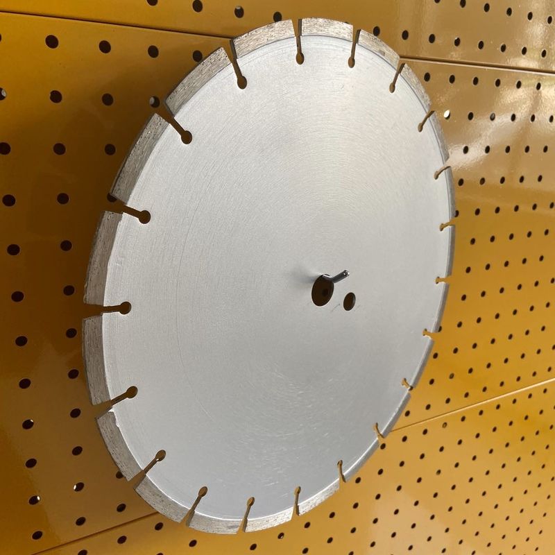 230×2.6/1.8×10×16T de haute qualité Huachang coupe sèche concrète Diamond Saw Blade de granit soudée par laser de 9 pouces